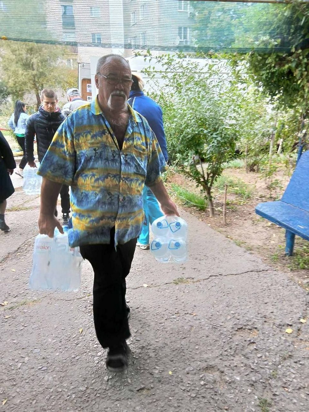 Мешканцям Марганецької громади роздали воду: фото
