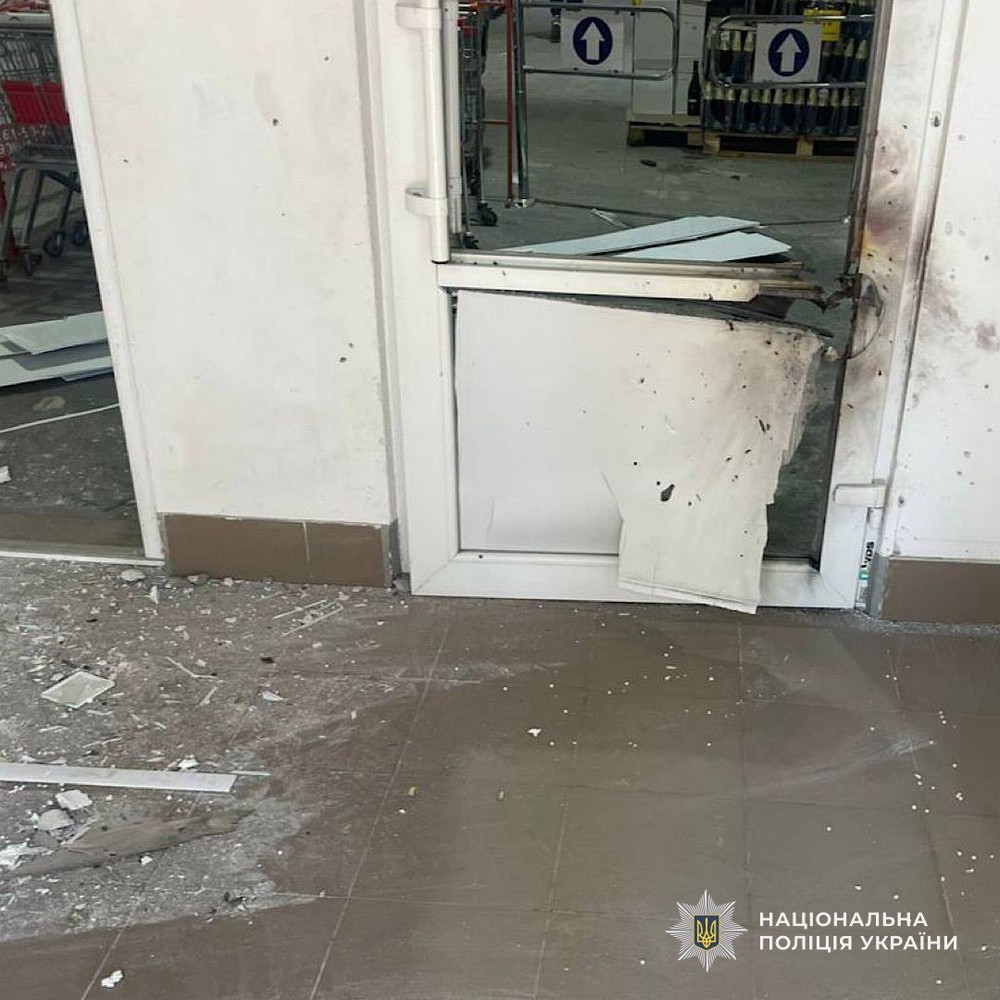 Побито магазин і будинки: про наслідки обстрілів Нікопольщини, Дніпра та району і Синельниківщини розповіли у поліції
