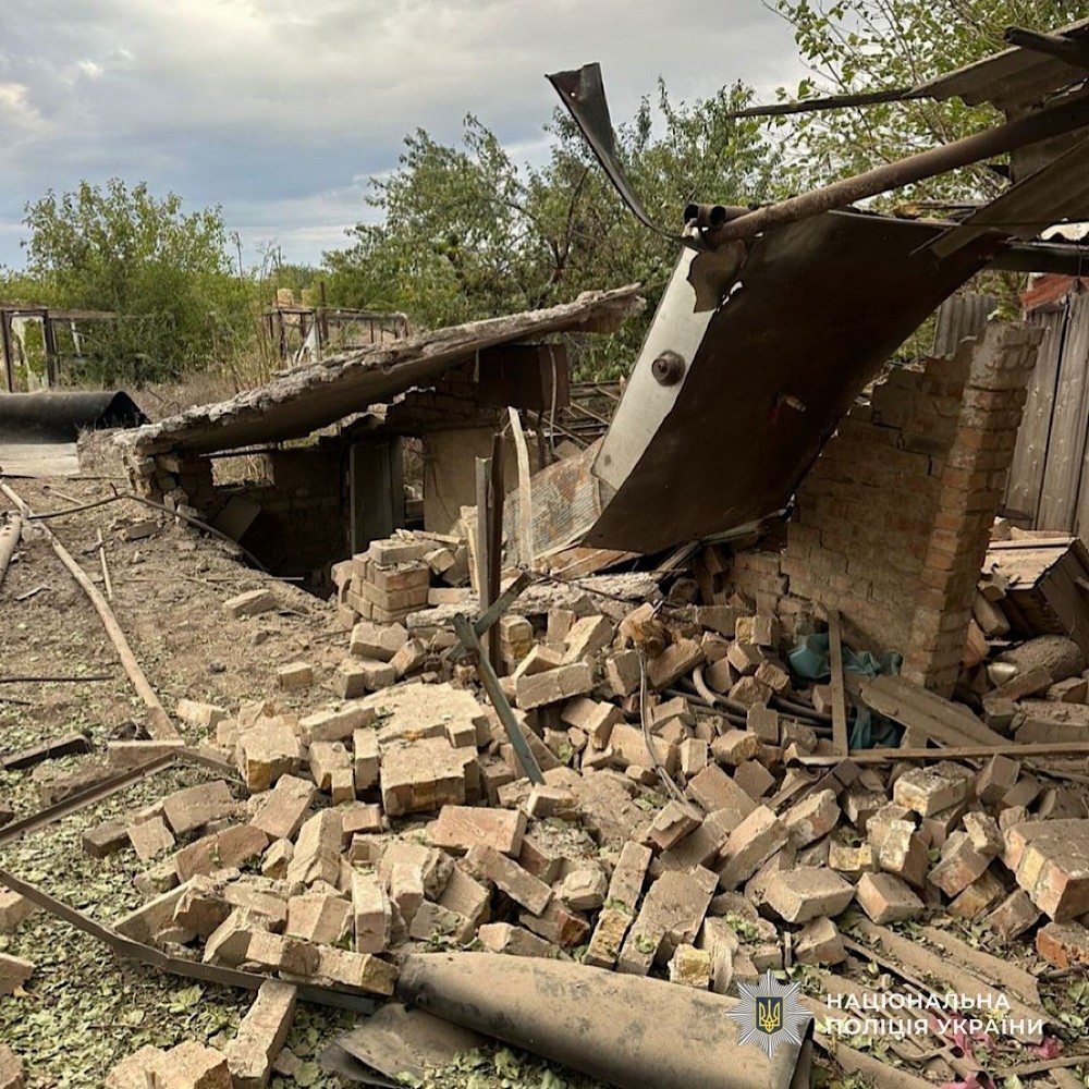 Побито магазин і будинки: про наслідки обстрілів Нікопольщини, Дніпра та району і Синельниківщини розповіли у поліції
