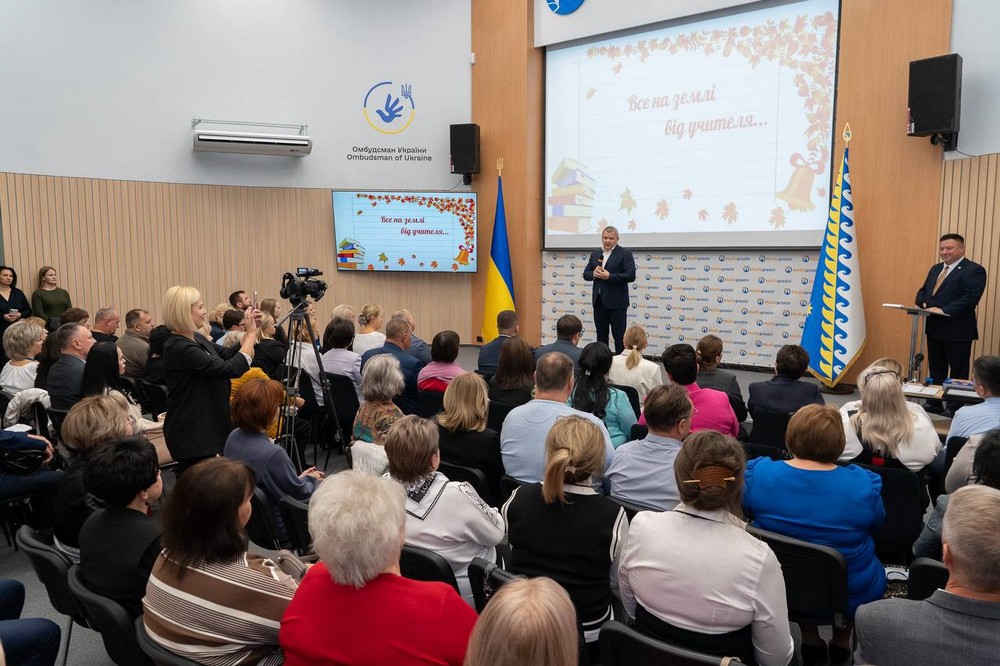 Микола Лукашук зустрівся з освітянами області: фото