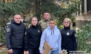 Серед них поліцейська, яка потрапила під обстріл у Нікополі, і інспектор, поранений дроном на блокпосту – капеланський патруль відвідав родини правоохоронців