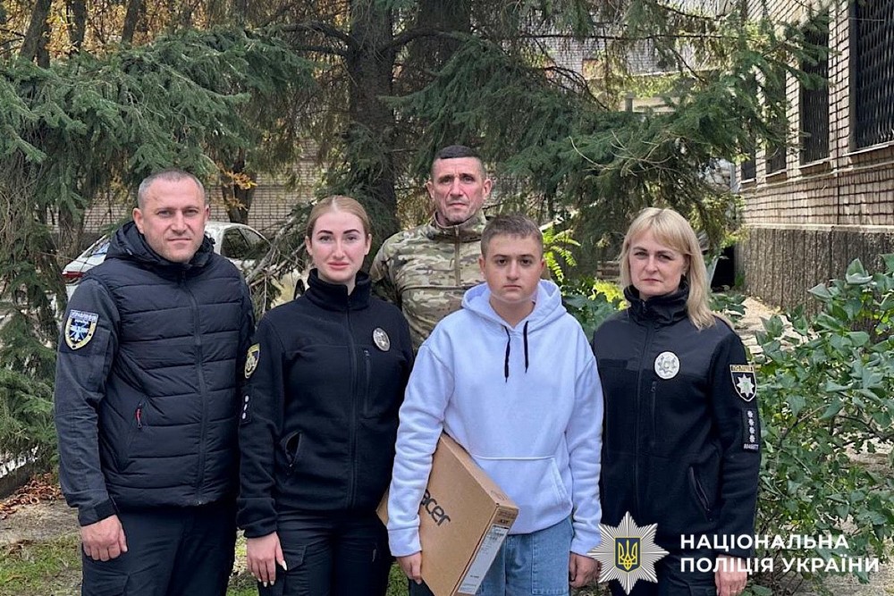 Серед них поліцейська, яка потрапила під обстріл у Нікополі, і інспектор, поранений дроном на блокпосту – капеланський патруль відвідав родини правоохоронців