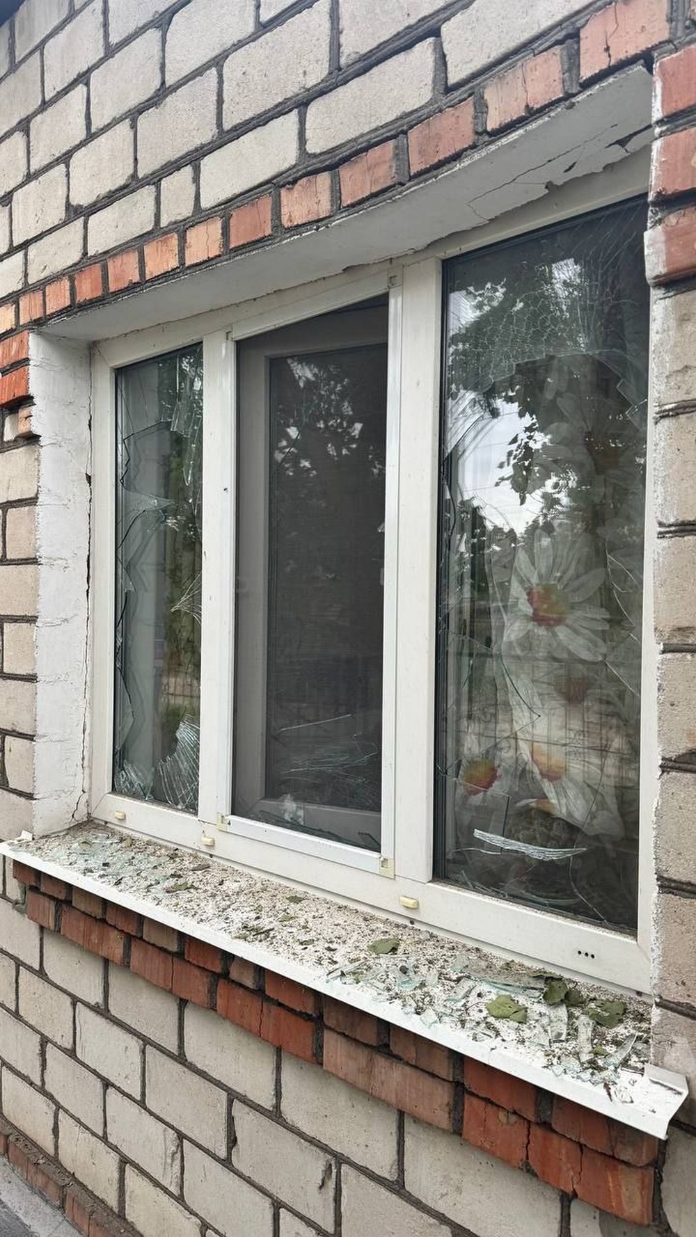 Фото наслідків удару у Марганці