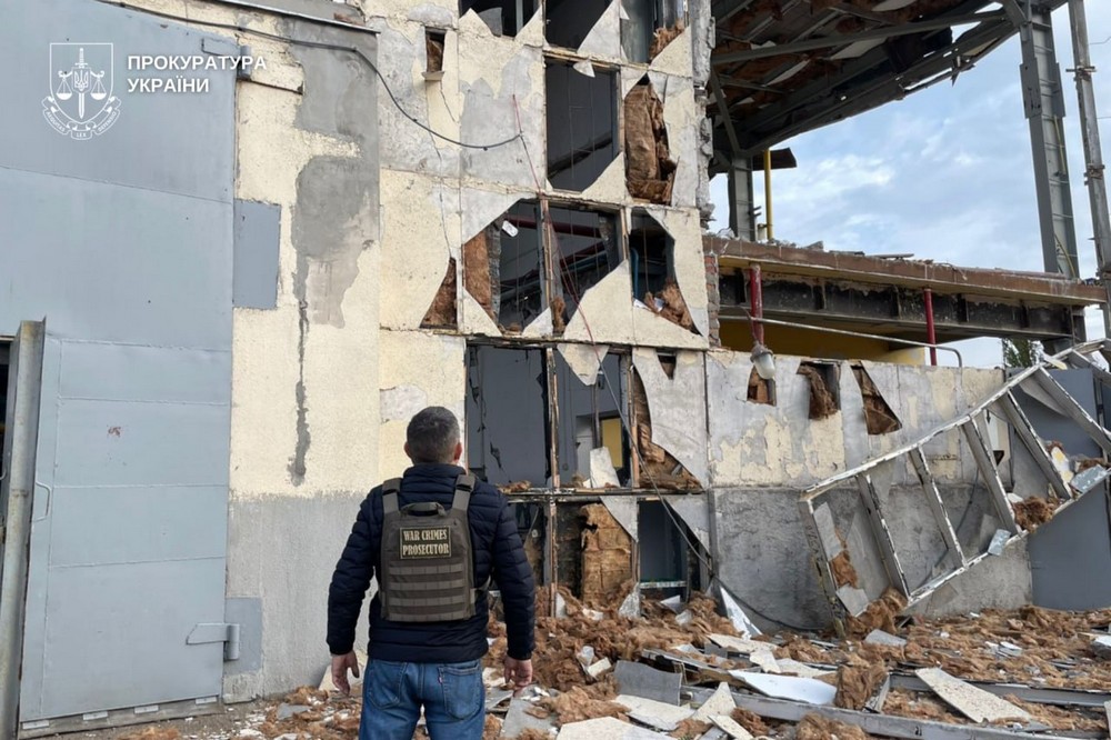 Ворог атакував «Градом» і артилерією Нікопольщину, на Зеленодольську громаду скидав бомби, Синельниківщина була під атакою БпЛА. Поранено цивільних людей. Подробиці щодо ворожих атак розповіли у прокуратурі.
