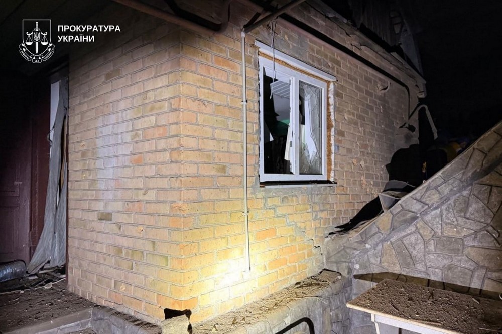 Ворог атакував «Градом» і артилерією Нікопольщину, на Зеленодольську громаду скидав бомби, Синельниківщина була під атакою БпЛА. Поранено цивільних людей. Подробиці щодо ворожих атак розповіли у прокуратурі.