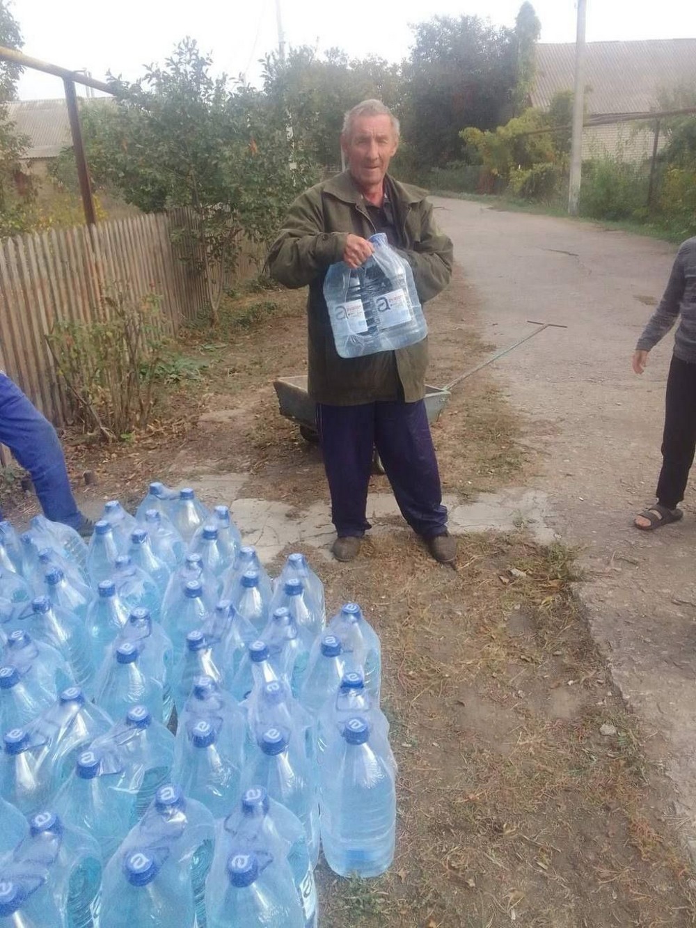 Мешканцям Марганецької громади видали гуманітарну допомогу: фото