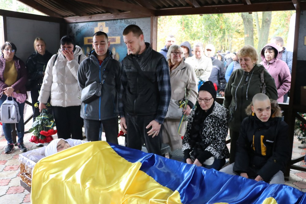 Воював з першого дня повномасштабного вторгнення: Нікополь сьогодні провів в останню путь полеглого Героя (фото)