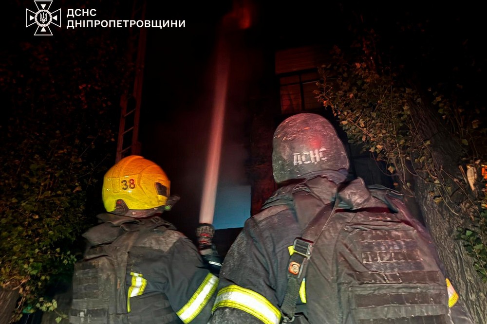 Фото наслідків удару по багатоповерхівкам на Дніпропетровщині показали у ДСНС