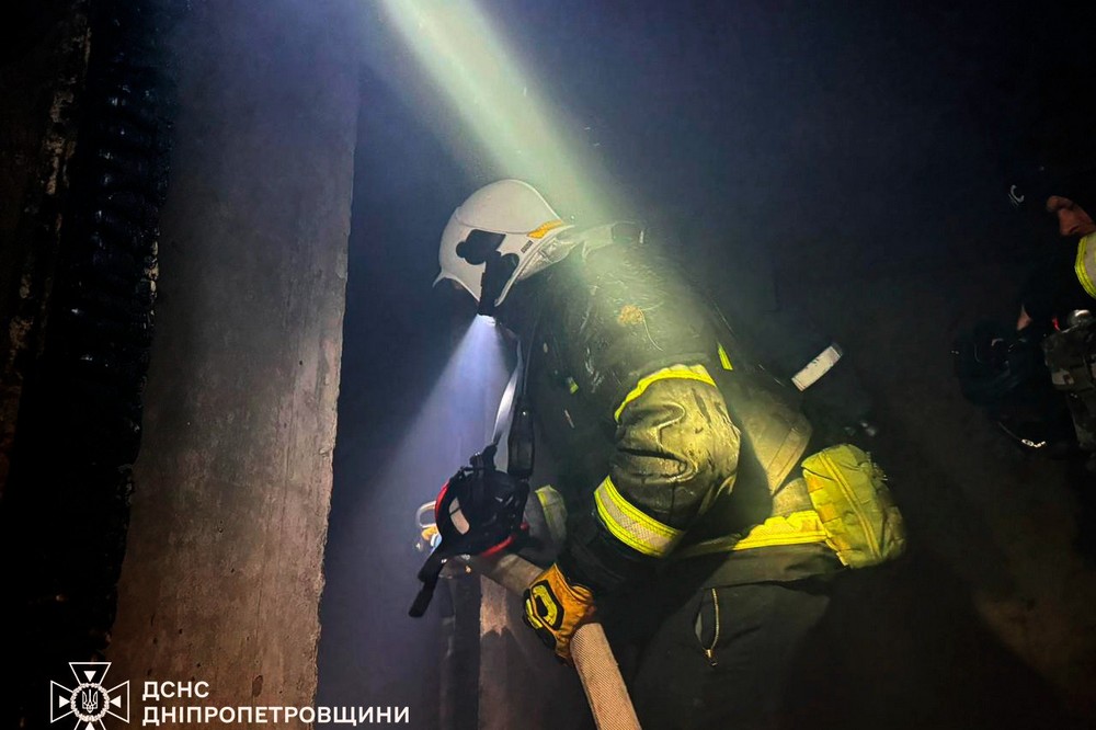 Фото наслідків удару по багатоповерхівкам на Дніпропетровщині показали у ДСНС