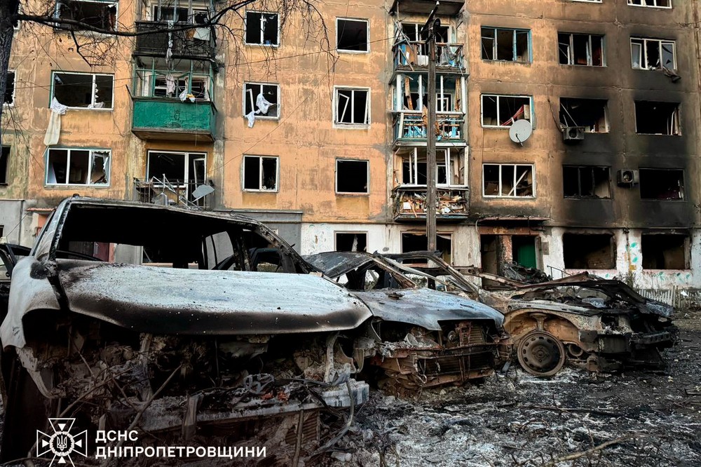 Фото наслідків удару по багатоповерхівкам на Дніпропетровщині показали у ДСНС