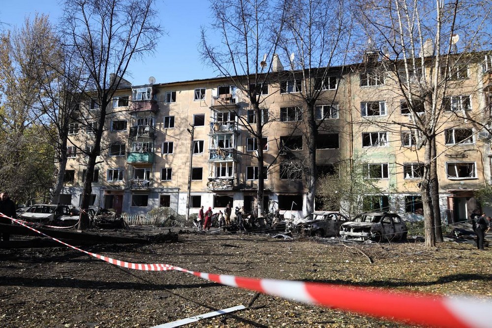 Побито 14 п’ятиповерхівок і магазин, 11 поранених: на Дніпропетровщині усувають наслідки нічної атаки (фото)