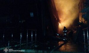 Вогонь охопив магазин і багатоповерхівку: про наслідки обстрілів Нікопольщини і Синельниківщини розповіли рятувальники