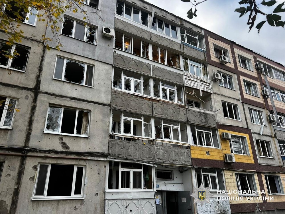 У Нікополі внаслідок удару по п’ятиповерхівці поранено жінку, ворог бив також по Павлограду, Самарівському і Синельниківському районах – поліція
