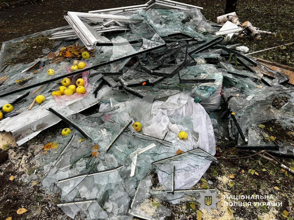 У Нікополі внаслідок удару по п’ятиповерхівці поранено жінку, ворог бив також по Павлограду, Самарівському і Синельниківському районах – поліція