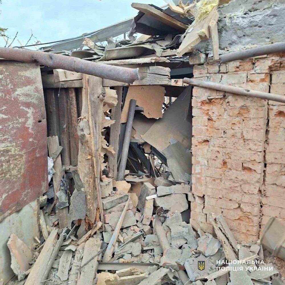 У Нікополі внаслідок удару по п’ятиповерхівці поранено жінку, ворог бив також по Павлограду, Самарівському і Синельниківському районах – поліція