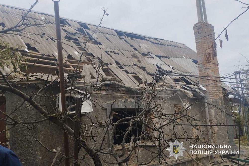 У Нікополі внаслідок удару по п’ятиповерхівці поранено жінку, ворог бив також по Павлограду, Самарівському і Синельниківському районах – поліція