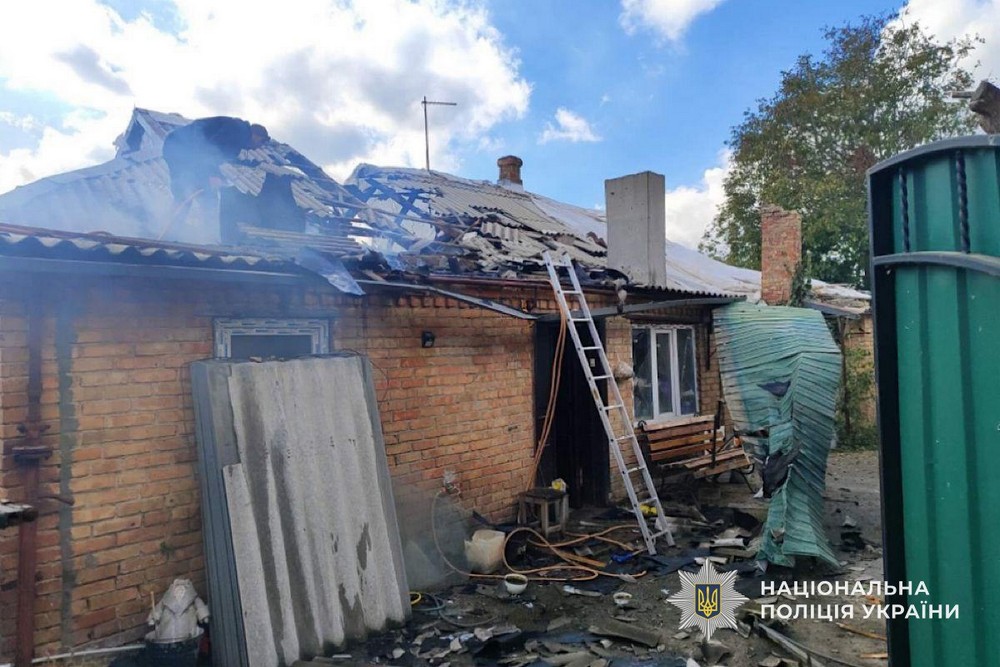 У Нікополі внаслідок удару по п’ятиповерхівці поранено жінку, ворог бив також по Павлограду, Самарівському і Синельниківському районах – поліція