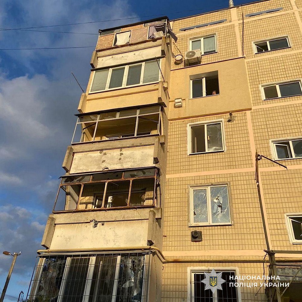 У Нікополі внаслідок удару по п’ятиповерхівці поранено жінку, ворог бив також по Павлограду, Самарівському і Синельниківському районах – поліція