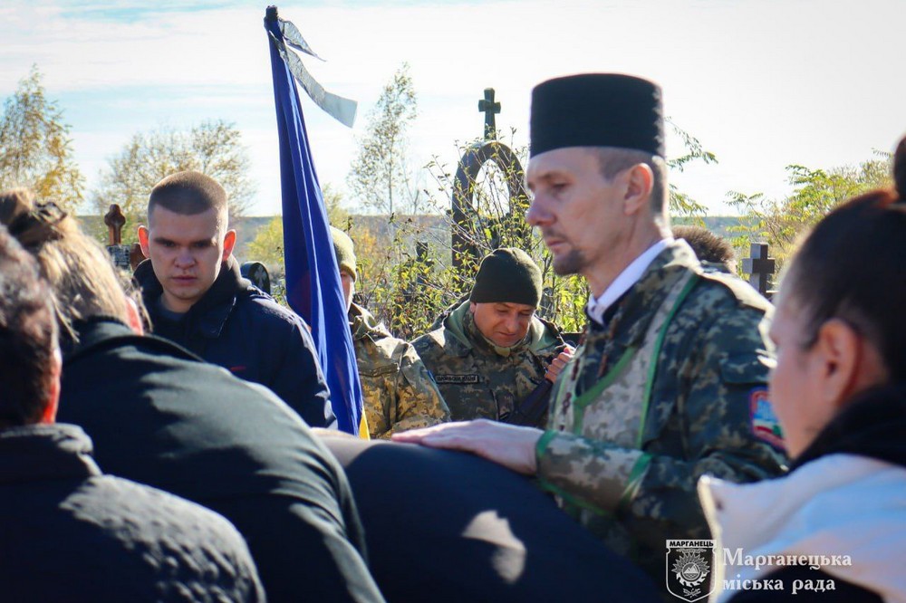 На Нікопольщині сьогодні прощалися з молодим Героєм: фото