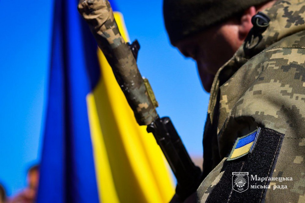На Нікопольщині сьогодні прощалися з молодим Героєм: фото