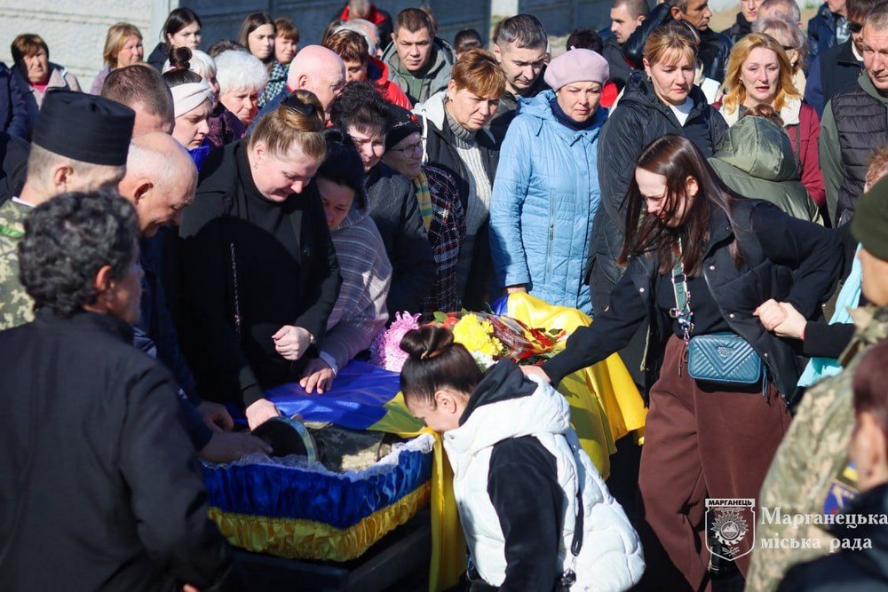 Між народженням і смертю всього 21 рік: на Нікопольщині сьогодні прощалися з молодим Героєм (фото)