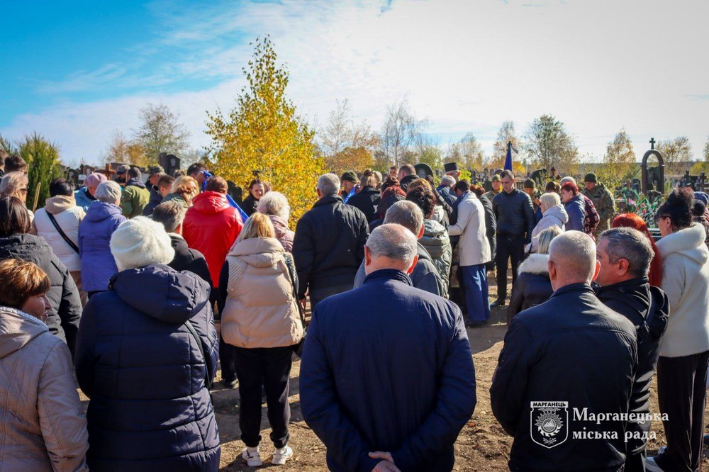 На Нікопольщині сьогодні прощалися з молодим Героєм: фото