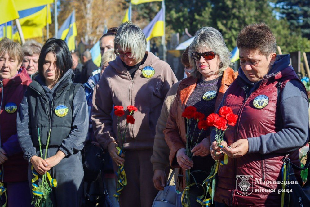 На Нікопольщині сьогодні прощалися з молодим Героєм: фото