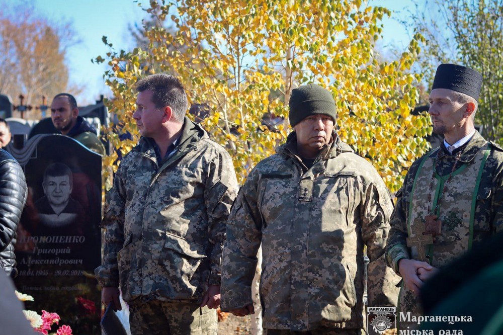 На Нікопольщині сьогодні прощалися з молодим Героєм: фото