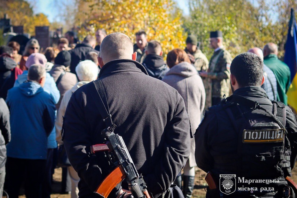 На Нікопольщині сьогодні прощалися з молодим Героєм: фото