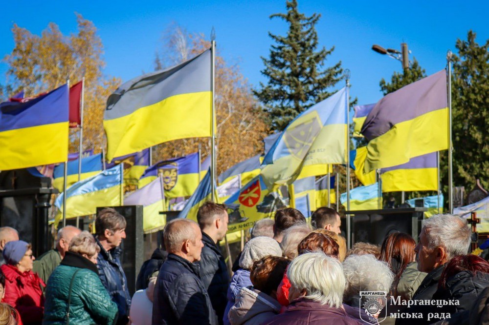 На Нікопольщині сьогодні прощалися з молодим Героєм: фото