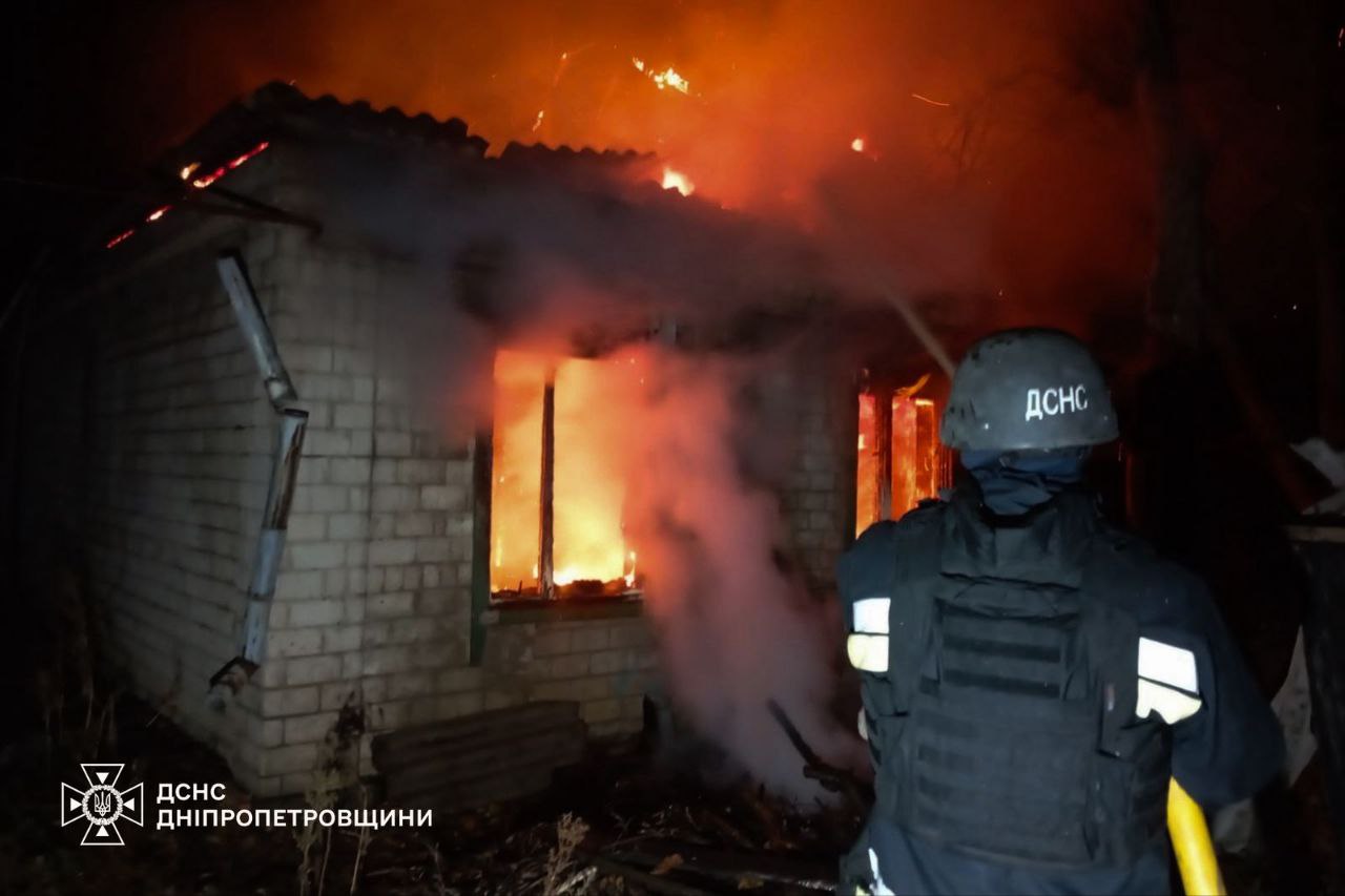 Нікополь і район, Павлоградщина і Синельниківщина були під ворожим вогнем – у ДСНС показали фото