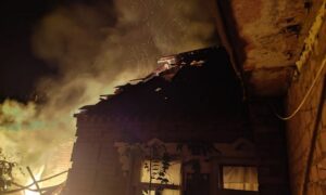 Через обстріл у Нікополі сталася пожежа, під атаками ворога також були район і Синельниківщина (фото) 2 Через обстріл у Нікополі сталася пожежа, під атаками ворога також були район і Синельниківщина (фото)