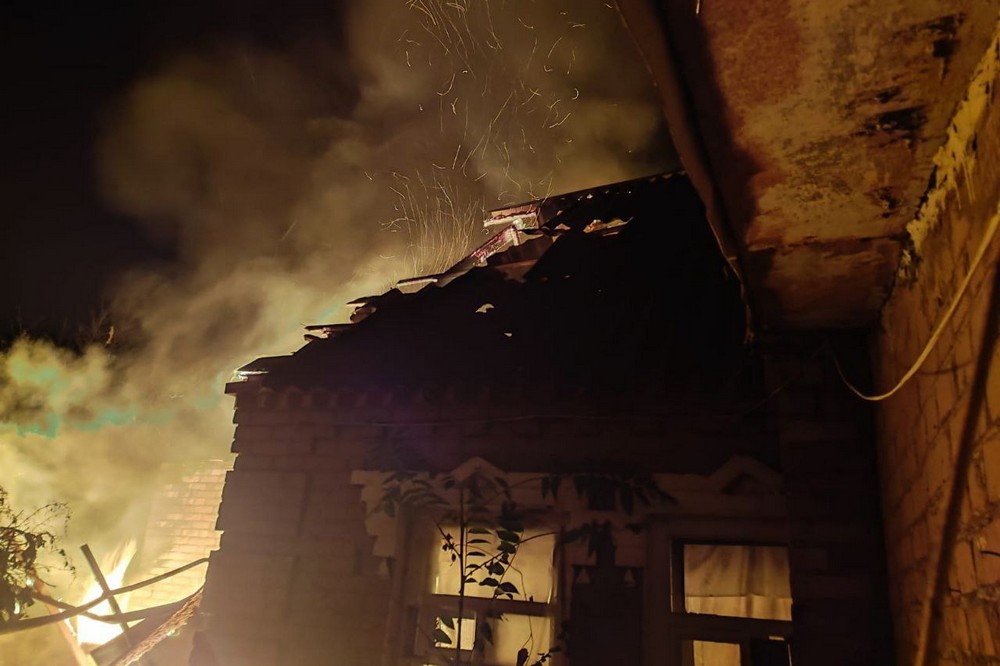 Через обстріл у Нікополі сталася пожежа, під атаками ворога також були район і Синельниківщина (фото) Через обстріл у Нікополі сталася пожежа, під атаками ворога також були район і Синельниківщина (фото)