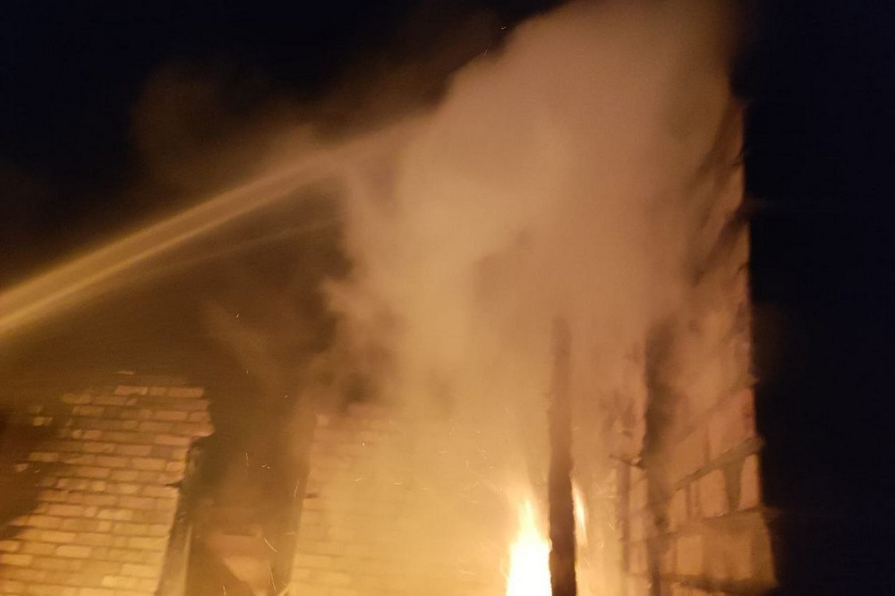 Через обстріл у Нікополі сталася пожежа, під атаками ворога також були район і Синельниківщина (фото) Через обстріл у Нікополі сталася пожежа, під атаками ворога також були район і Синельниківщина (фото)
