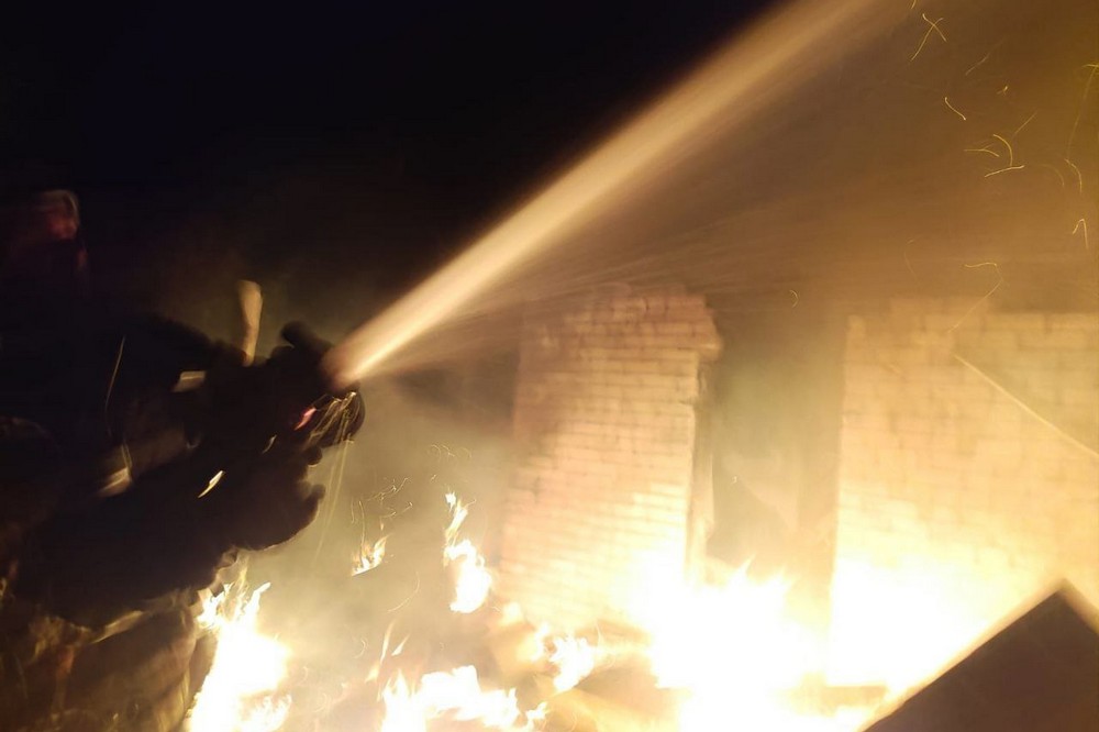 Через обстріл у Нікополі сталася пожежа, під атаками ворога також були район і Синельниківщина (фото) Через обстріл у Нікополі сталася пожежа, під атаками ворога також були район і Синельниківщина (фото)