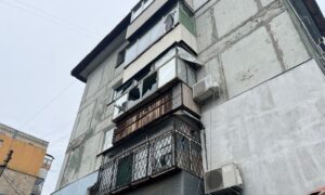 У Нікополі пошкоджені будинки, авто та ліцей, в районі є постраждалий, під атакою окупантів були і громади області (фото) 26 у Нікополі