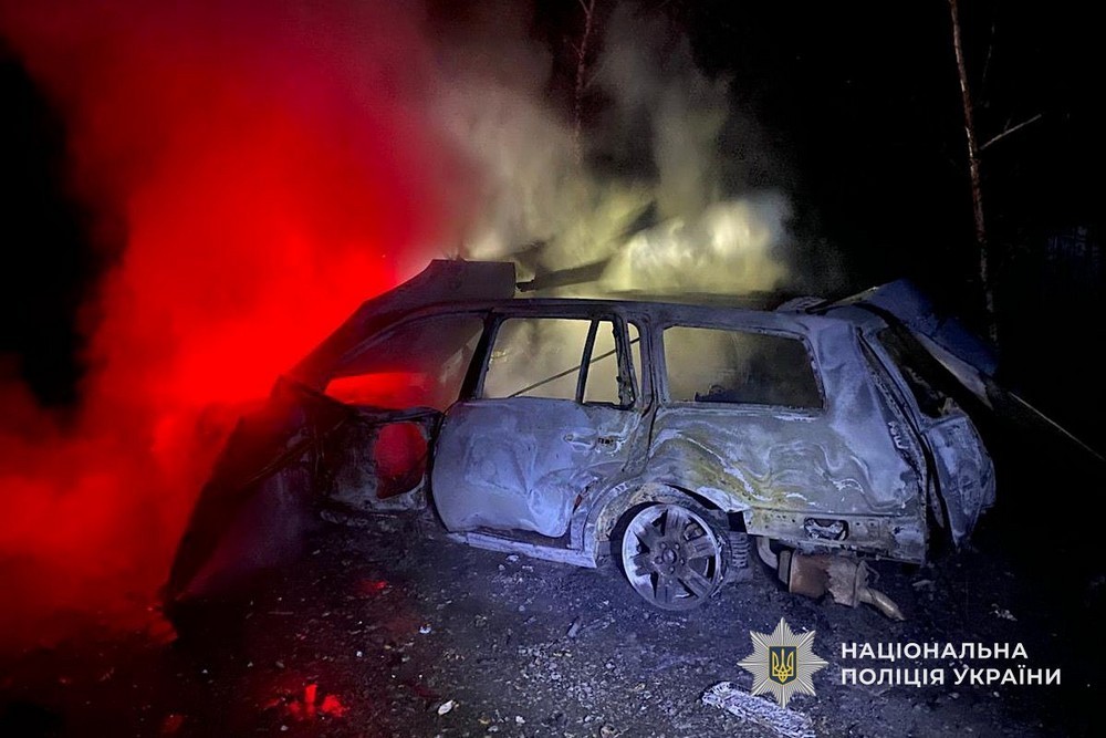 Ворог спрямував дрон на автівку у Нікополі посеред вулиці і поранив водія, у Марганецькій громаді від FPV-дрону теж постраждав чоловік – поліція (фото) 1 Ворог спрямував дрон на автівку у Нікополі посеред вулиці і поранив водія, у Марганецькій громаді від FPV-дрону теж постраждав чоловік – поліція (фото)