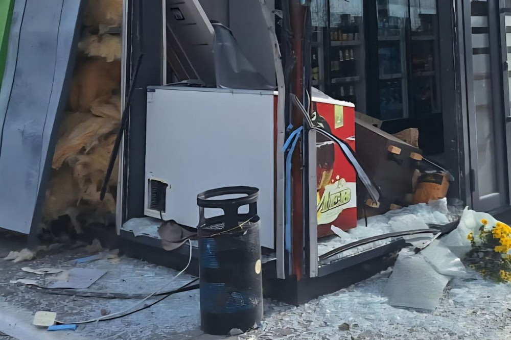 У Нікополі і районі побиті АЗС, будинки, автівки, у Павлограді є поранені, Синельниківщина здригалась під КАБами – важкий день на Дніпропетровщині (фото) 1 У Нікополі і районі побиті АЗС, будинки, автівки, у Павлограді є поранені, Синельниківщина здригалась під КАБами – важкий день на Дніпропетровщині (фото)