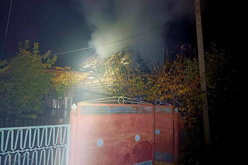 Ворог бив по Нікопольщині з РСЗВ і дронами, вдарив по Дніпру, атакував Синельниківщину – сталися пожежі, є руйнування (фото) 1 Ворог бив по Нікопольщині з РСЗВ і дронами, вдарив по Дніпру, атакував Синельниківщину – сталися пожежі, є руйнування (фото)