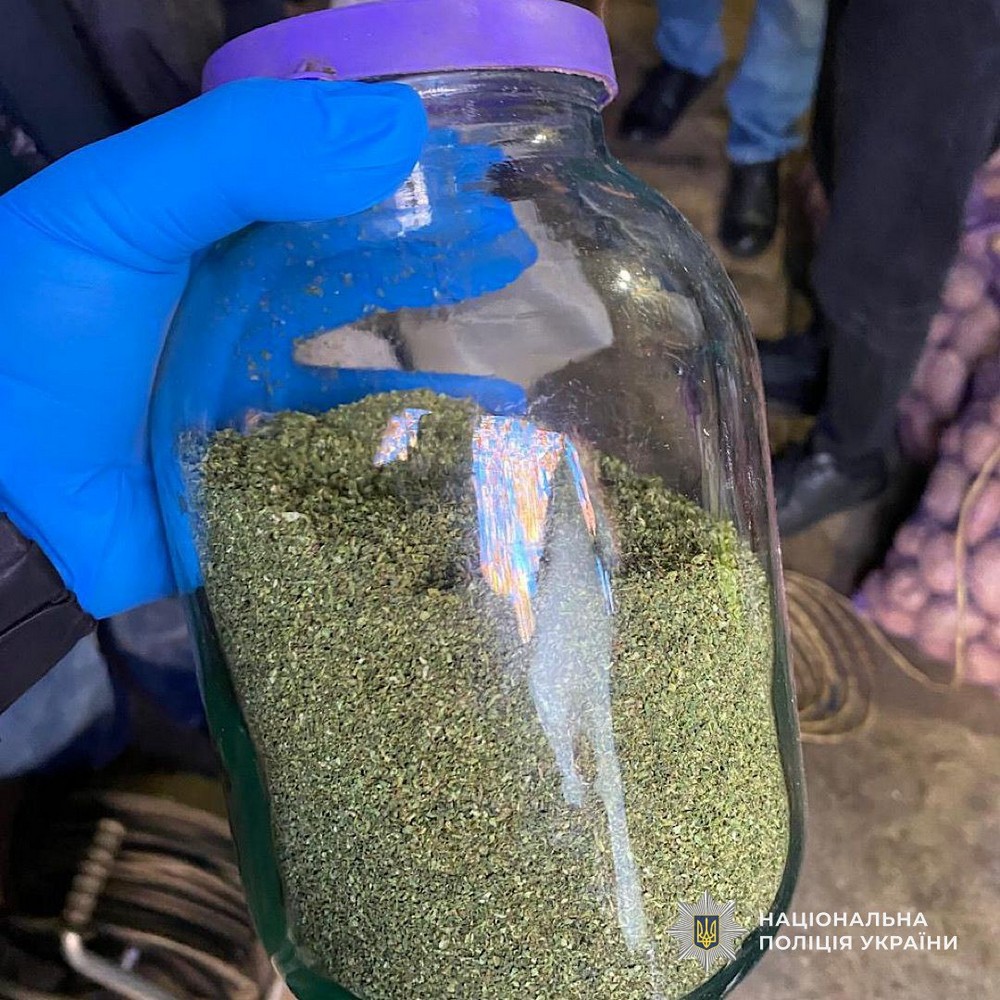 У Нікополі 33-річний чоловік незаконно зберігав канабіс (фото) У Нікополі 33-річний чоловік незаконно зберігав канабіс (фото)