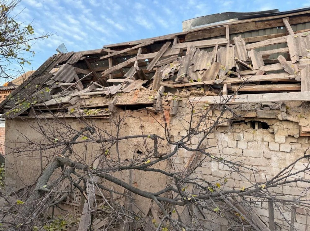 На фото - наслідки обстрілів Нікополя На фото - наслідки обстрілів Нікополя