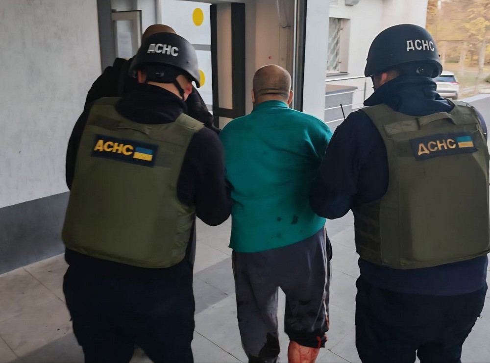 На фото - наслідки обстрілів Нікополя На фото - наслідки обстрілів Нікополя