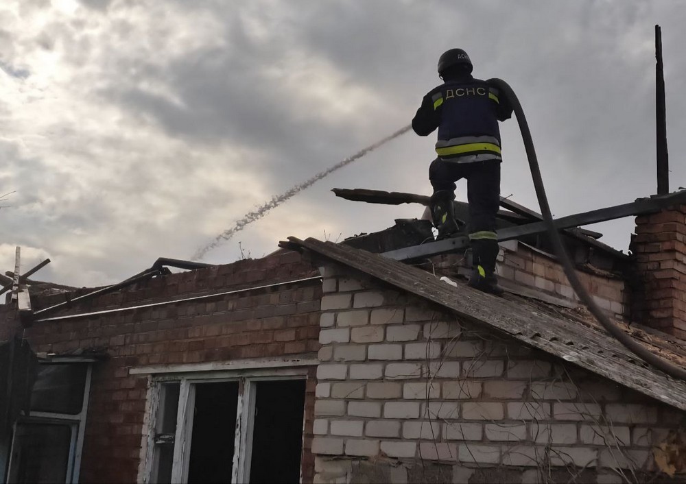 На фото - наслідки обстрілів Нікополя На фото - наслідки обстрілів Нікополя