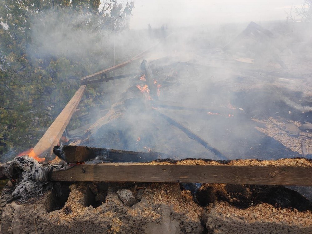 На фото - наслідки обстрілів Нікополя На фото - наслідки обстрілів Нікополя