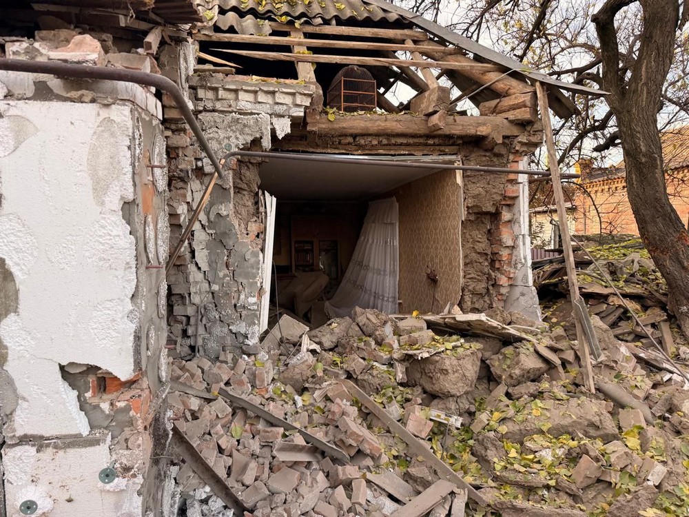 На фото - наслідки обстрілів Нікополя На фото - наслідки обстрілів Нікополя