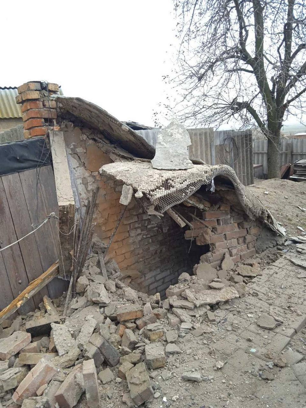 На фото - наслідки обстрілів Нікополя На фото - наслідки обстрілів Нікополя