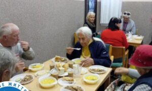 у Нікополі працює безкоштовна годують нужденних 5