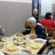 у Нікополі працює безкоштовна годують нужденних 5