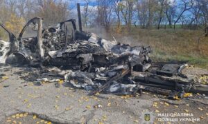 Повністю знищено автівки на Нікопольщині, у Павлограді поранено жінок, по Дніпру ворог вдарив ракетою – поліція про наслідки обстрілів (фото)