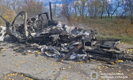 Повністю знищено автівки на Нікопольщині, у Павлограді поранено жінок, по Дніпру ворог вдарив ракетою – поліція про наслідки обстрілів (фото)